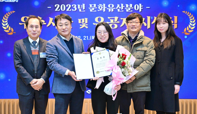 안동시가 2023년 경북도 문화유산분야 평가에서 대상을 수상했다. 지난해에 이어 2년 연속 대상 수상이다. 사진은 전은희 학예연구사가 도지사 표창을 받는 모습. 안동시 제공