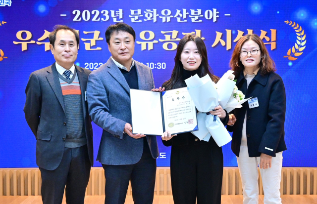 안동시가 2023년 경북도 문화유산분야 평가에서 대상을 수상했다. 지난해에 이어 2년 연속 대상 수상이다. 사진은 전은경 주무관이 공적을 인정받아 도시자 표창을 받고 있다. 안동시 제공