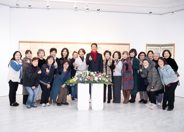(사)한국전통민화연구소가 경북 구미 예 갤러리에서 주최한 민화 전시회가 6일간 많은 관람객들이 오가며 지난 24일 성황리에 마무리됐다. 구미시 제공