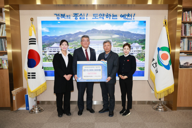 조재성 예천천문우주센터장(오른쪽 두번째) 및 관계자들이 김학동 예천군수(왼쪽 두번째)를 만나 장학회에 1천만원은 기탁했다. 예천군 제공