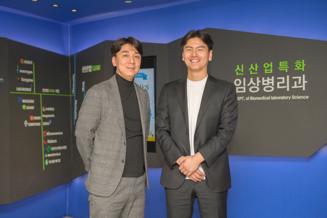 26일 임상병리학과 졸업생 김준영(29,오른쪽) 씨가 2023년 하반기 경찰공무원 채용시험 현장감식(일반감식)분야 최종 합격 소식을 알렸다. 대구보건대 제공