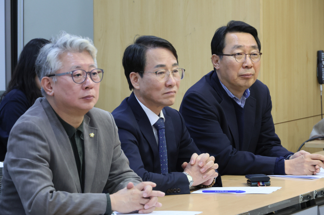 더불어민주당 조응천(왼쪽부터), 이원욱, 윤영찬 의원이 3일 오후 국회 의원회관에서 열린