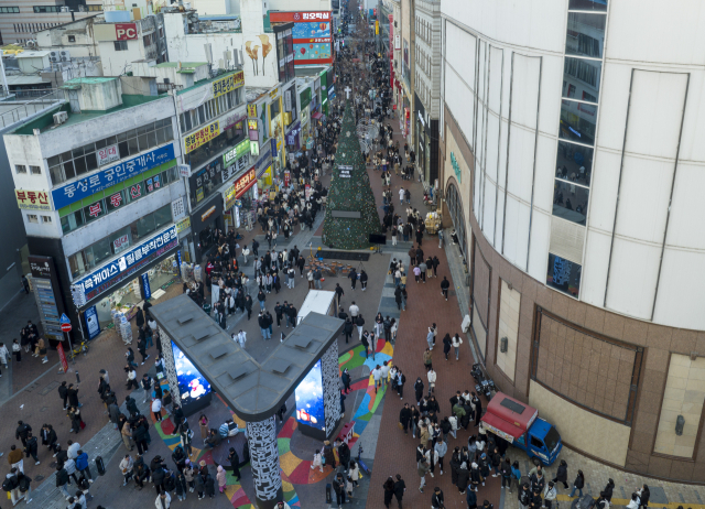 대구 중구 동성로에 휴일을 즐기려는 인파들이 몰려 인산인해를 이루고 있다. 매일신문DB