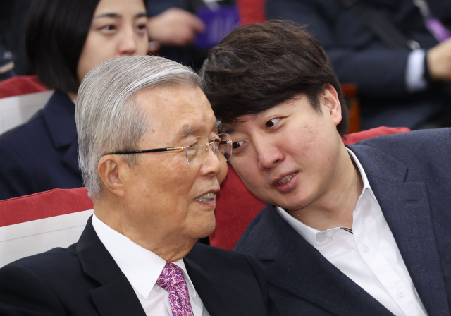 17일 국회 의원회관에서 열린 새로운선택 창당대회에서 이준석 전 국민의힘 대표와 김종인 전 비대위원장이 대화하고 있다. 연합뉴스