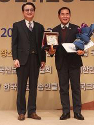 권중석 경산시의회 의원(오른쪽)이 (사)한국신문방송인협회가 주최한 '2023 대한민국사회발전대상' 지방자치의정 부문 대상을 받은 후 기념사진을 촬영했다.