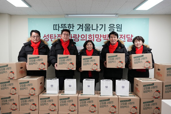 왼쪽부터 굿피플 이종선 운영부회장, 김천수 회장, 서울특별시립 서울역쪽방상담소 유호연 소장, 대통령실 황상무 시민사회수석, 전선영 선임행정관