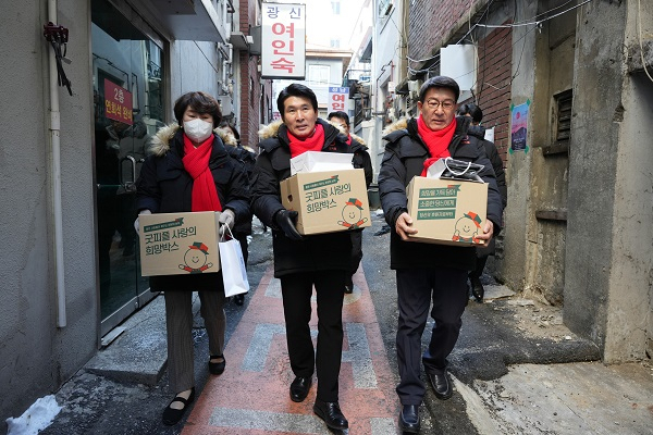 왼쪽부터 대통령실 전선영 선임행정관, 황상무 시민사회수석, 굿피플 김천수 회장