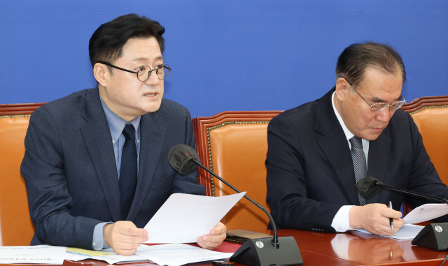 더불어민주당 홍익표 원내대표가 26일 국회에서 원내대책회의를 하고 있다. 연합뉴스