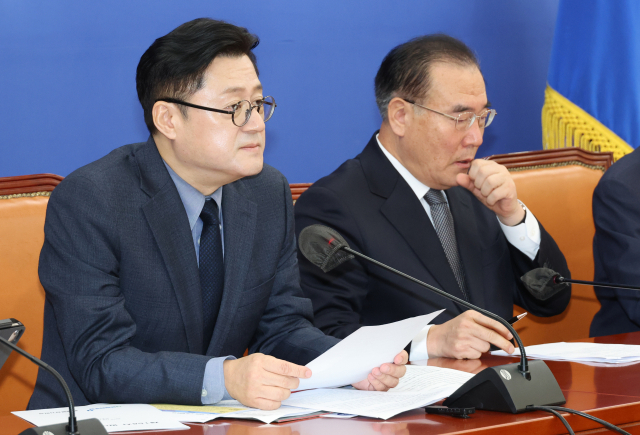 더불어민주당 홍익표 원내대표가 26일 국회에서 원내대책회의를 하고 있다. 연합뉴스