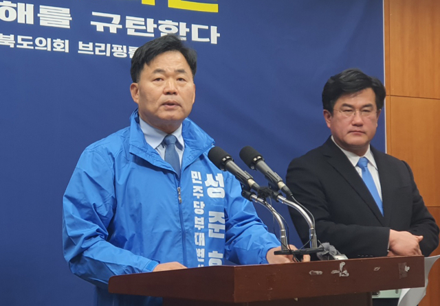내년 총선에서 전북 남원·임실·순창 지역구에 출마하는 성준후 더불어민주당 예비후보가 26일 전북도의회에서 기자회견을 갖고 김용 전 민주연구원 부원장 재판에서 위증이 이뤄지는 과정에 민주당 이재명 대표 측근들이 관여한 정황과 관련, 검찰의 자신에 대한 압수수색을 규탄하며 