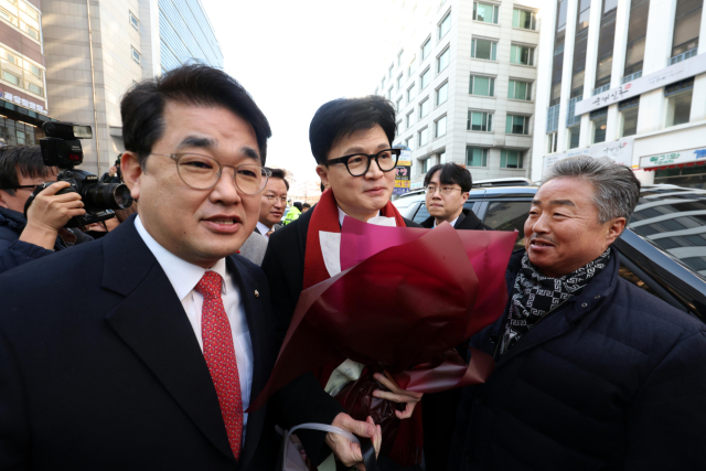 국민의힘 한동훈 비상대책위원장이 26일 오후 서울 여의도 국민의힘 중앙당사에 도착하고 있다 연합뉴스