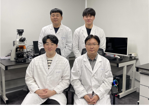 GLP 비임상시험실시기관 인증 획득 참여 연구원. 우측하단부터 시계방향으로 조현우 센터장, 시험책임자 노종현, 시험담당자 황성민, 시험담당자 조성영. 한국한의약진흥원 제공