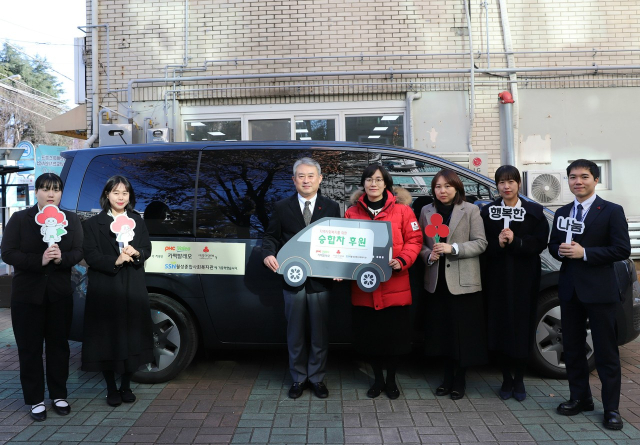 좌측부터 김홍렬 월성종합사회복지관장, 강주현 대구사회복지공동모금회 사무처장 및 관계자들이 카펙발레오가 지원한 승합차 전달 기념촬영을 하고 있다. 대구사회복지공동모금회