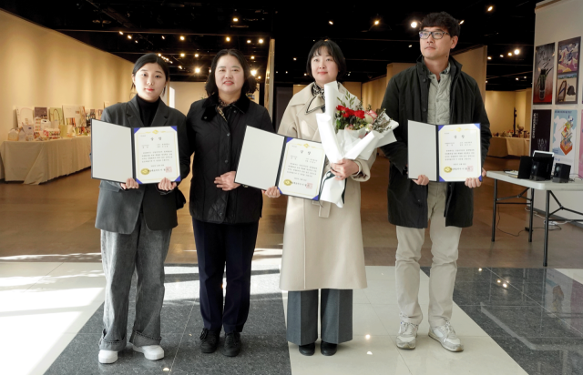 제54회 경상북도 산업디자인전람회에서 수상한 경운대 멀티미디어학과 학생들이 기념촬영을 하고 있다. 경운대 제공