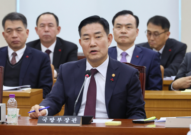 신원식 국방부 장관이 21일 국회에서 국방위원회 전체회의에서 의원 질의에 답변하고 있다. 연합뉴스