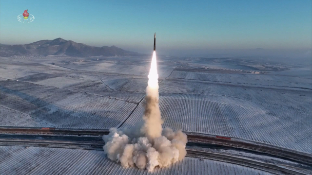 지난 18일 김정은 북한 국무위원장의 참관하에 발사한 고체연료 대륙간탄도미사일(ICBM) '화성-18형'의 발사 영상을 조선중앙TV가 19일 공개 했다. 조선중앙TV 화면. 연합뉴스