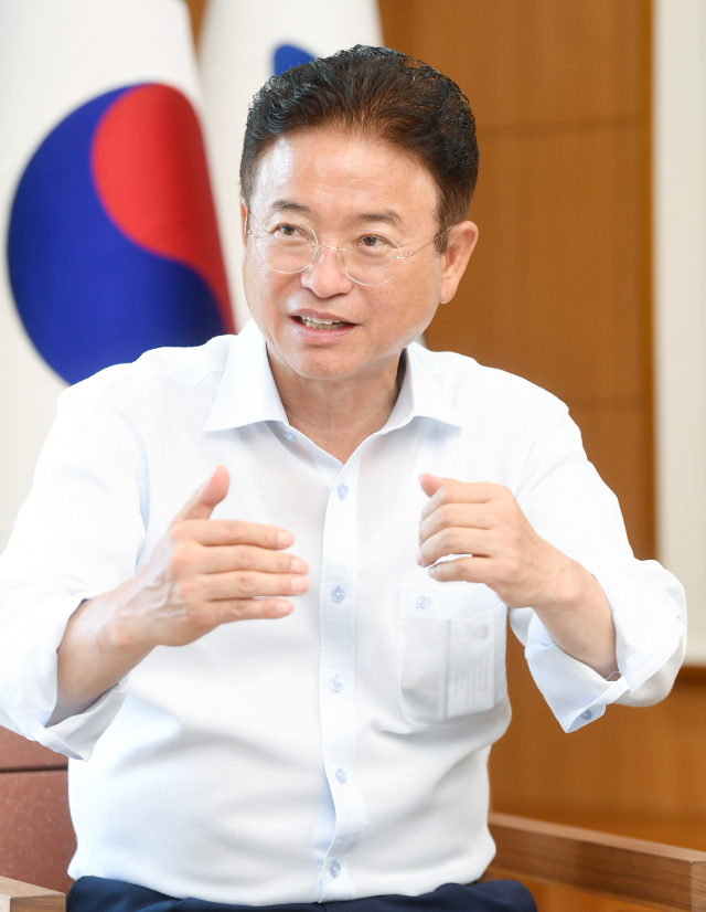 이철우 경북도지사는 갑진년 새해에는 비상하는 청룡처럼 더 많은 기회를 만들기 위해 최선을 다하겠다고 약속했다. 임상준 기자