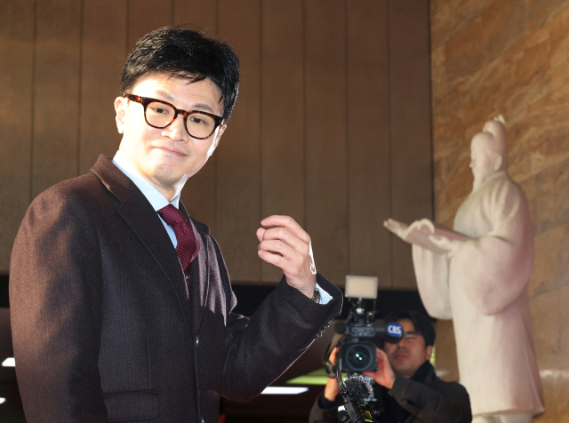 국민의힘 한동훈 비상대책위원장이 27일 국회 사무실로 출근하며 기자들의 질문을 받고 있다. 연합뉴스