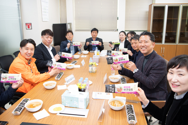 김장호(오른쪽 두번째) 구미시장이 최근 올곧을 방문해 이호진(왼쪽 두번째) 대표를 비롯한 임직원들과 올곧에서 출시한 비건김밥을 들고 사진을 찍고 있다. 구미시 제공