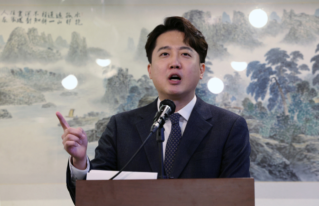 이준석 전 국민의힘 대표가 27일 오후 서울 노원구 한 식당에서 기자회견을 열고 국민의힘 탈당과 향후 정치 행보에 대해 밝히고 있다. 연합뉴스