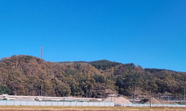 지난달 13일 오전 경주시 문무대왕면 대종천 인근 부지에 준설토가 쌓여있지만 비산먼지를 억제할 방진망 등이 설치돼 있지 않아 일대 주민들의 건강을 해치고 있다. 독자 제공.