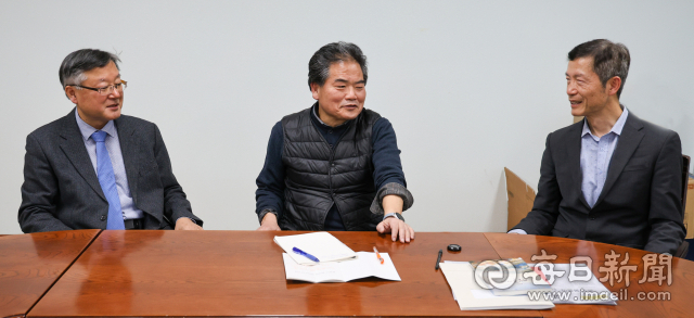 김영수 영남대 정치외교학과 교수(왼쪽)와 김영환 북한 민주화네트워크 연구위원(오른쪽)이 매일신문에서 