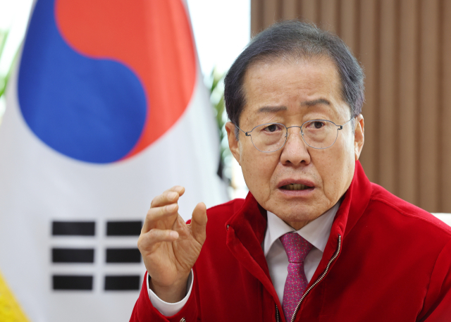 홍준표 대구시장이 대구시청 산격청사에서 매일신문과 신년인터뷰를 하고 있다. 김영진 기자 kyjmaeil@imaeil.com