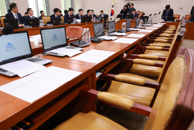 27일 국회에서 열린 국토교통위원회 전체회의에서 김민기 위원장이 회의를 주재하고 있다. 연합뉴스