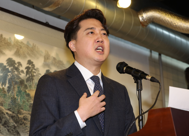 이준석 전 국민의힘 대표가 27일 오후 서울 노원구 한 식당에서 기자회견을 열고 국민의힘 탈당과 신당 창당을 선언하고 있다. 연합뉴스