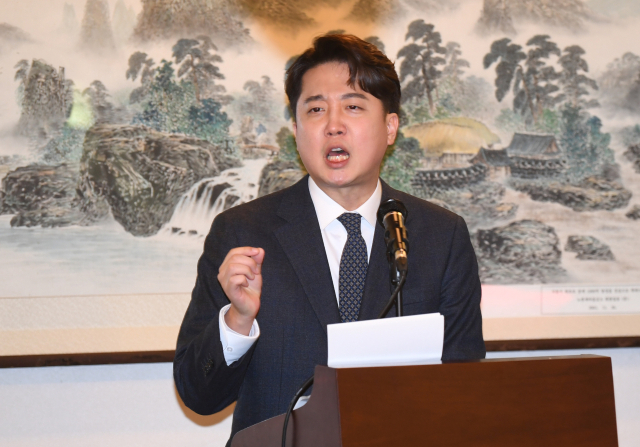 이준석 전 국민의힘 대표가 27일 서울 노원구 한 식당에서 기자회견을 열고 국민의힘 탈당과 향후 정치 행보에 대해 밝히고 있다. 연합뉴스