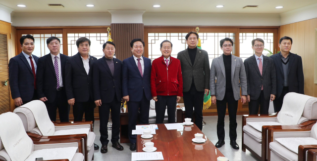 홍준표 대구시장과 권기창 안동시장이 27일 대구시청사에서 만나 지난해부터 추진해오고 있는 맑은물 상생협력에 대한 위지를 재확인하고, 지역 상생모델로 만들자는데 뜻을 같이 했다. 안동시 제공