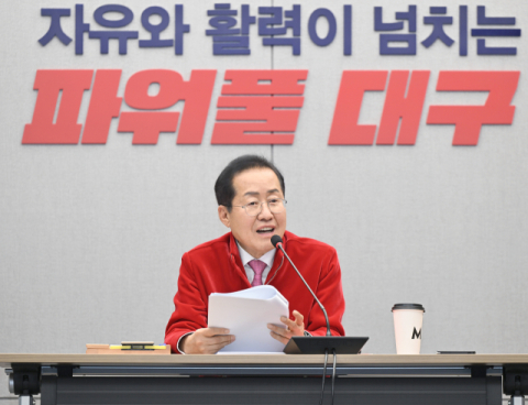 홍준표 대구시장이 27일 시청 산격청사에서 열린 기자간담회에서 내년 총선 전망을 설명하고 있다. 대구시 제공.