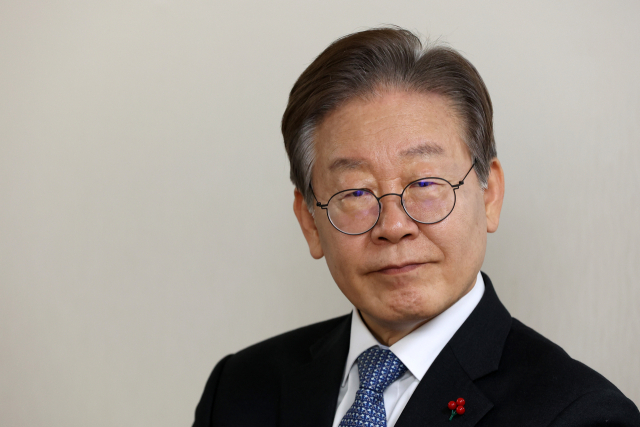 더불어민주당 이재명 대표가 21일 서울 영등포구 대림2동 구립 큰숲 경로당을 방문해 어르신들과 경로당 주5일 점심제공 정책간담회를 갖고 있다. 연합뉴스