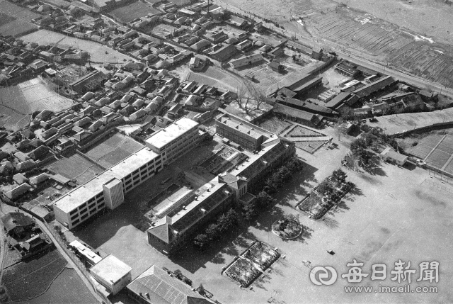 대륜고와 초가집 풍경. 1921년 개교한 대륜고는 1942년 5월 남산동에서 이곳 수성동으로 이전해 온 뒤 1988년 12월 다시 수성구 만촌동으로 이전했다. 저항시인 이상화는 이 학교 교사였으며, 독립운동가 이육사는 이 학교 출신이었다.