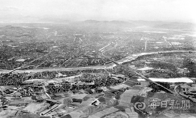 신천동에서 대구 시가지를 촬영한 사진. 왼쪽 다리는 1964년 건설된 동신교, 오른쪽으로는 경부선이 지나는 푸른다리, 대구선이 지나는 신성교, 1962년 10월 8일 확장 준공한 제1신천교(현 칠성교)가 차례로 보인다. 경부선 철길 옆 저수지는 훗날 메워져 1970년 9월 1일 동신초등학교가 들어섰다.
