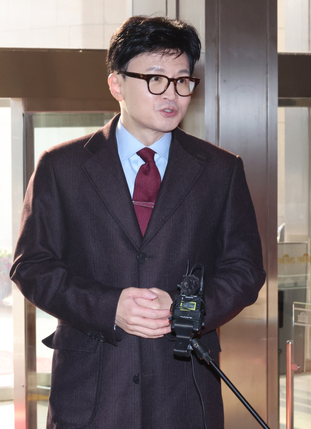 국민의힘 한동훈 비상대책위원장이 27일 국회에서 기자들의 질문에 답하고 있다. 연합뉴스