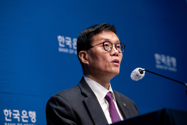 이창용 한국은행 총재가 30일 서울 중구 한국은행에서 열린 통화정책방향 기자간담회에서 취재진의 질문에 답하고 있다. 연합뉴스