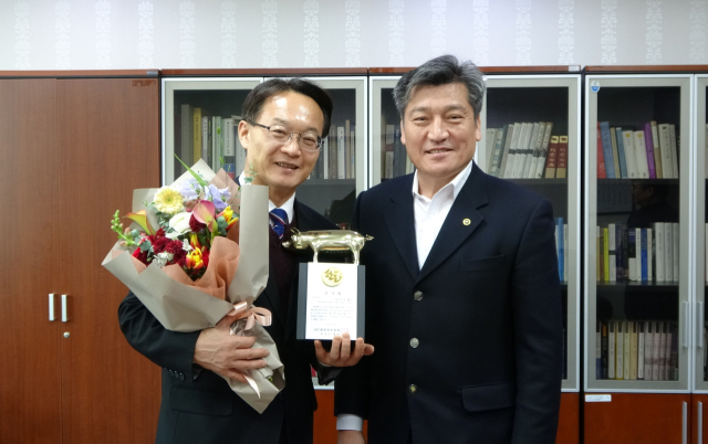 국회재정위원회 소속 조해진 의원(좌)이 27일 한돈협회 손세희 회장(우)로부터 감사패를 수여받고 있는 모습. 조해진 국회의원 사무실 제공