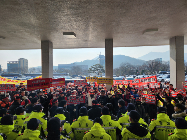 대구경북신공항 소음피해 구미시 비상대책위원회(이하 비대위)는 28일 구미시청에서 활주로 방향을 두고 예상되는 직·간접적인 피해에 대해 대책 마련을 촉구했다. 이영광 기자