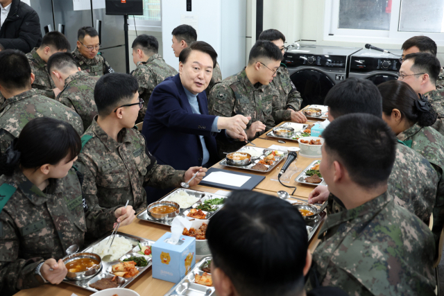 윤석열 대통령이 연말연시를 맞아 28일 경기도 연천군 중부 전선 전방부대 관측소 식당에서 최전방에서 근무 중인 장병들과 오찬을 함께하고 있다. 연합뉴스