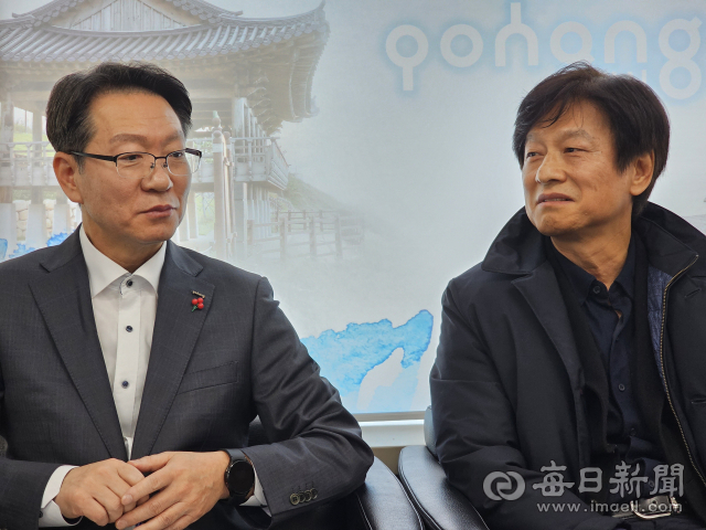 권혁원 포항시 일자리경제국장(왼쪽)과 서영주 포스텍 AI연구원장이 28일 포항시청 브리핑룸에서 기자회견을 갖고 지방소멸에 대한 공동 대응전략을 설명하고 있다. 신동우 기자