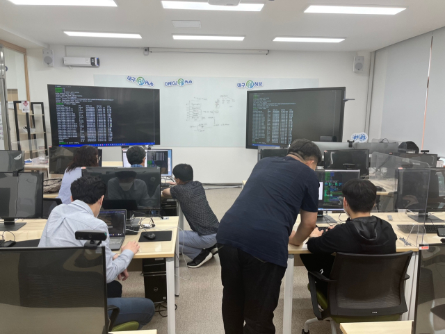 대구AI허브 교육과정 수강생들이 블록체인 실습을 진행하고 있다. 대구AI허브 제공