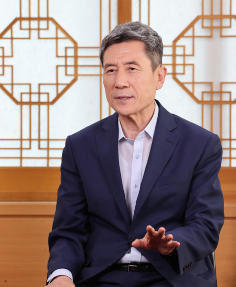 이강덕 포항시장은 포항이 경북 제1도시로서 위상을 지키고 지방소멸 위기에서 벗어나기 위한 방안으로 양질의 일자리와 함께 연구중심 의대 등을 통한 정주인프라 개선을 최우선 과제로 꼽았다. 신동우 기자