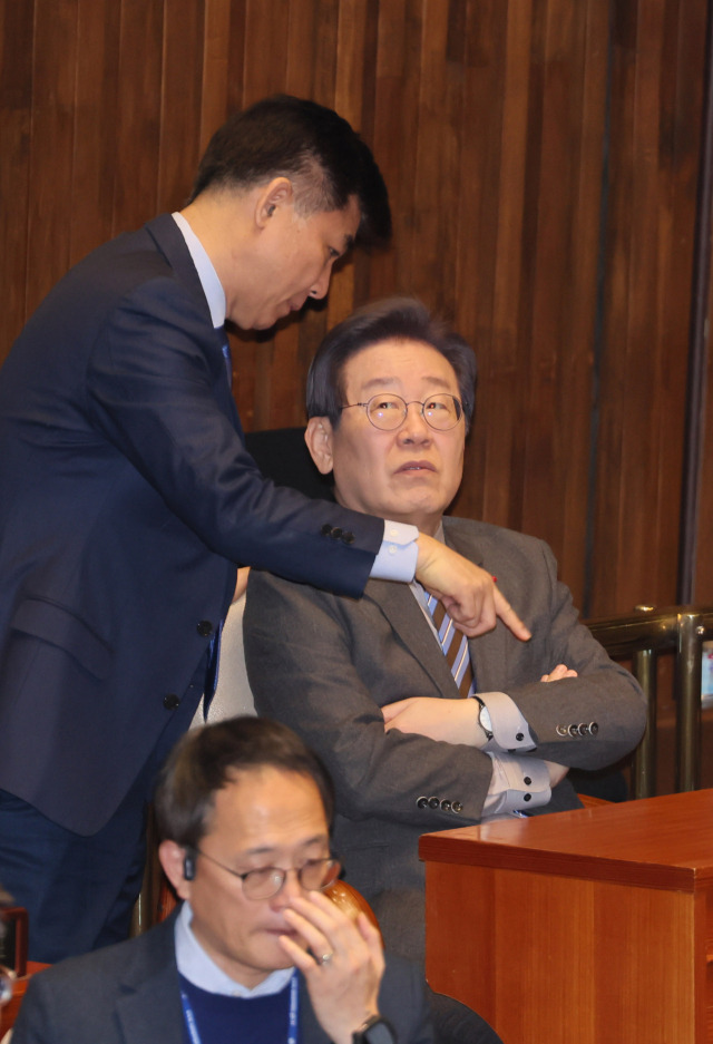 더불어민주당 이재명 대표가 28일 오후 국회 본회의에서 김병욱 의원과 대화하고 있다. 연합뉴스