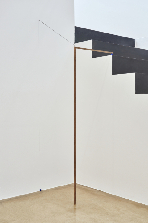 오종, Line Sculpture #22, 2022. 나무, 구슬, 철사, 연필, 163 x 52 x 46 cm, 사진 제공 원앤제이 갤러리