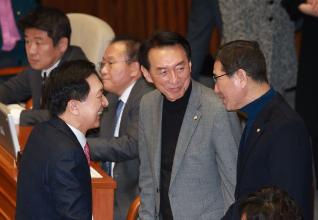 국민의힘 김기현 의원과 김석기 의원이 28일 국회에서 열린 본회의에서 이야기를 나누고 있다. 연합뉴스