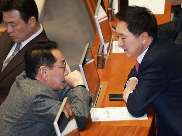 국민의힘 김기현 의원과 김도읍 의원이 28일 국회에서 열린 본회의에서 이야기를 나누고 있다. 연합뉴스