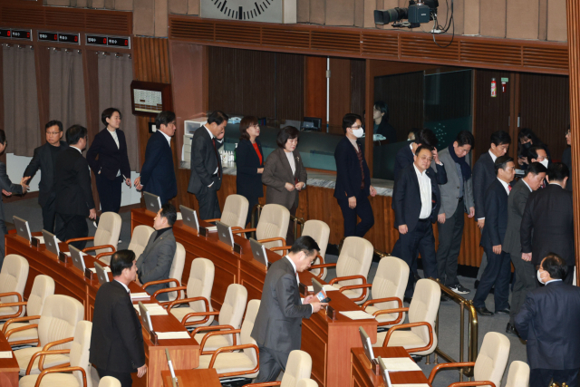 28일 국회에서 열린 본회의에서 화천대유 '50억 클럽' 뇌물 의혹 사건의 진상규명을 위한 특별검사의 임명 등에 관한 법률안 표결 전에 국민의힘 의원들이 퇴장하고 있다. 연합뉴스