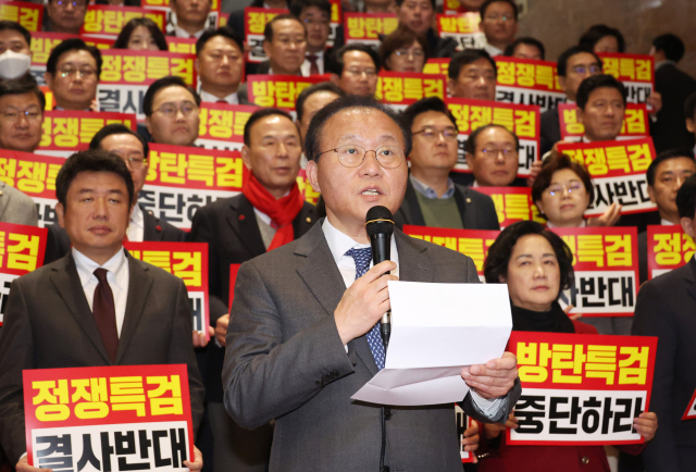 국민의힘 윤재옥 원내대표 겸 대표 권한대행이 28일 국회에서 열린 본회의에서 윤석열 대통령 부인 김건희 여사의 도이치모터스 주가 조작 의혹 특별검사 도입법과 대장동 50억 클럽 의혹 특검법, 이른바 