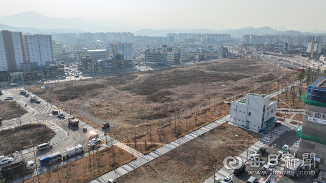 이케아가 최근 대구점 개점을 위한 신규 투자가 어렵다는 입장을 전하면서 대구시가 입점 예정이었던 부지를 매각에 나섰다. 28일 동구 안심뉴타운 내 이케아 입점이 무산된 부지 모습. 안성완 기자 asw0727@imaeil.com